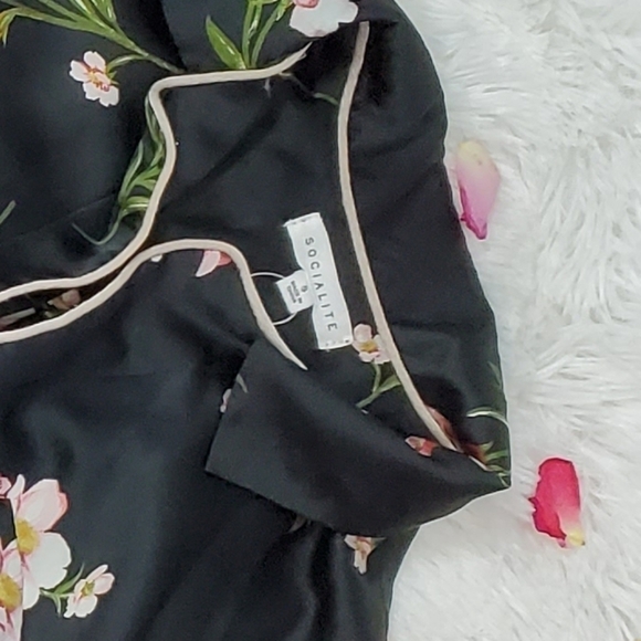 SATINY Loungewear Long-Sleeved Floral Top in Small - Picture 10 of 10